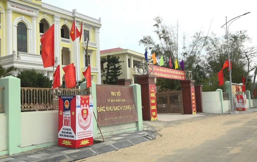 Không chỉ trên đất liền, tại đảo Bạch Long Vĩ, hòn đảo xa nhất của Vịnh Bắc Bộ, công tác chuẩn bị cho ngày bầu cử cũng đang được hoàn tất. 