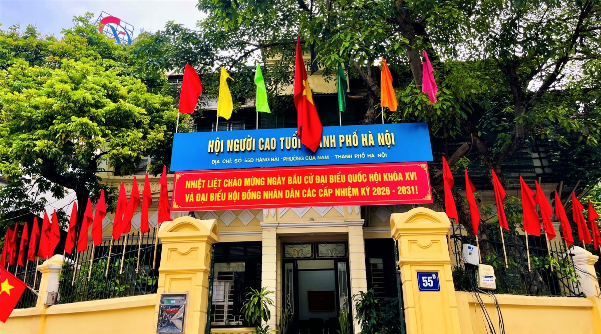 Băng rôn, cờ đỏ rực rỡ trước cổng cơ quan Hội NCT TP Hà Nội