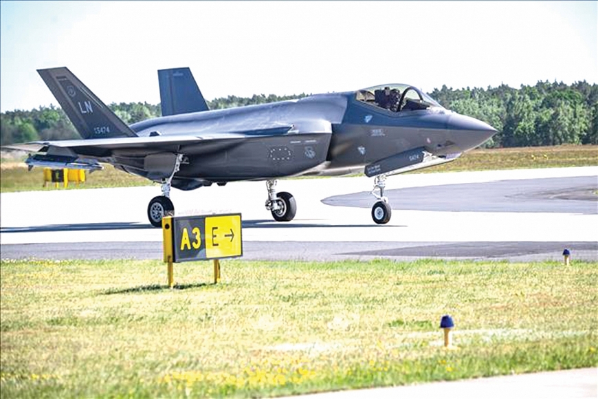Máy bay chiến đấu tàng hình F-35 Lightning II do hãng Lockheed Martin của Mỹ sản xuất.