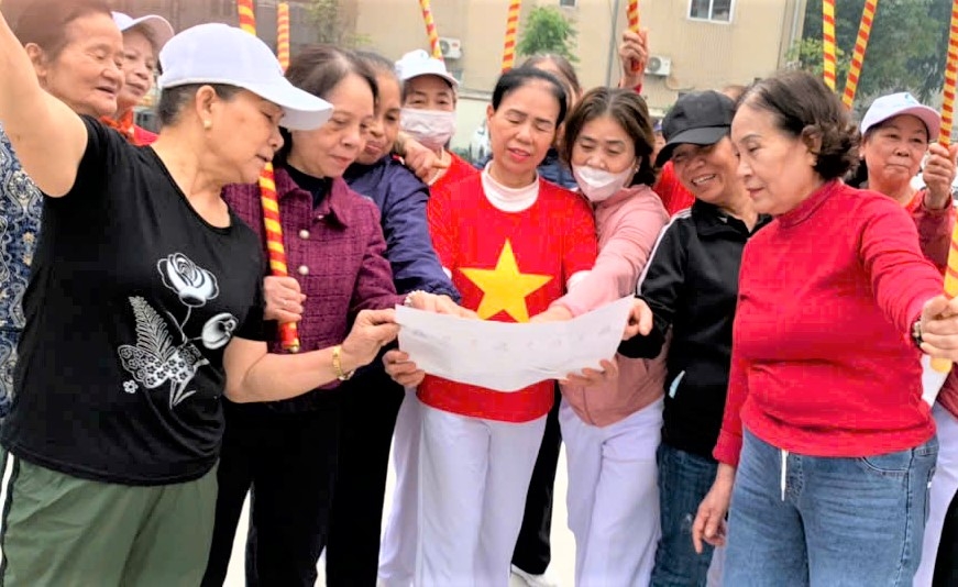 NCT phường Xuân Đỉnh thảo luận tiểu sử các ứng cử viên đại biểu Quốc hội và đại biểu HĐND các cấp