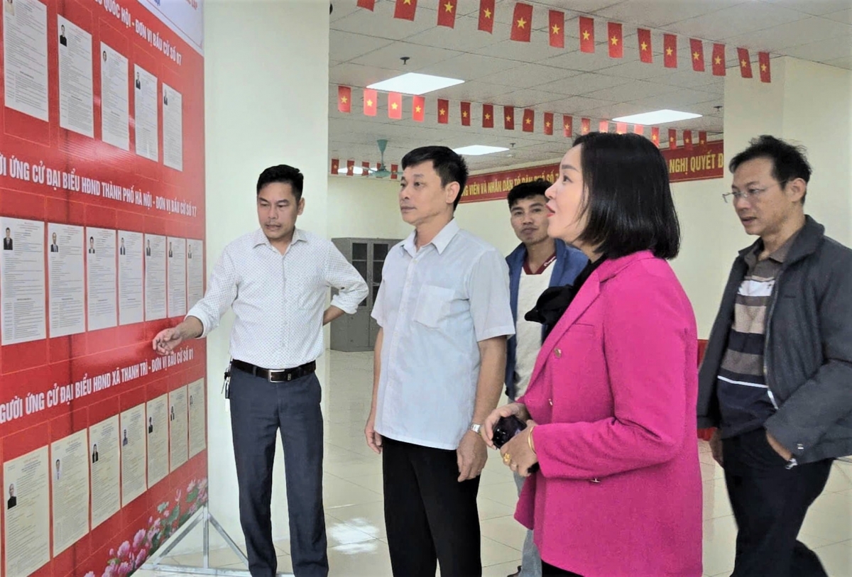 Cán bộ và nhân dân xem danh sách và tiểu sử người ứng cử tại Tổ bầu cử số 3, đơn vị bầu cử số 1 xã Thanh Trì