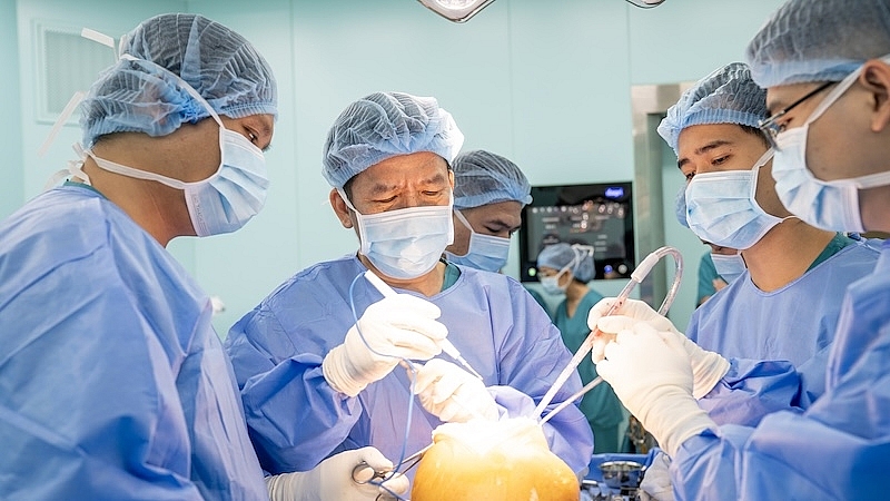 Một ca thay khớp gối phức tạp, do ThS.BS. Nguyễn Tấn Lãm cùng ê-kíp thực hiện