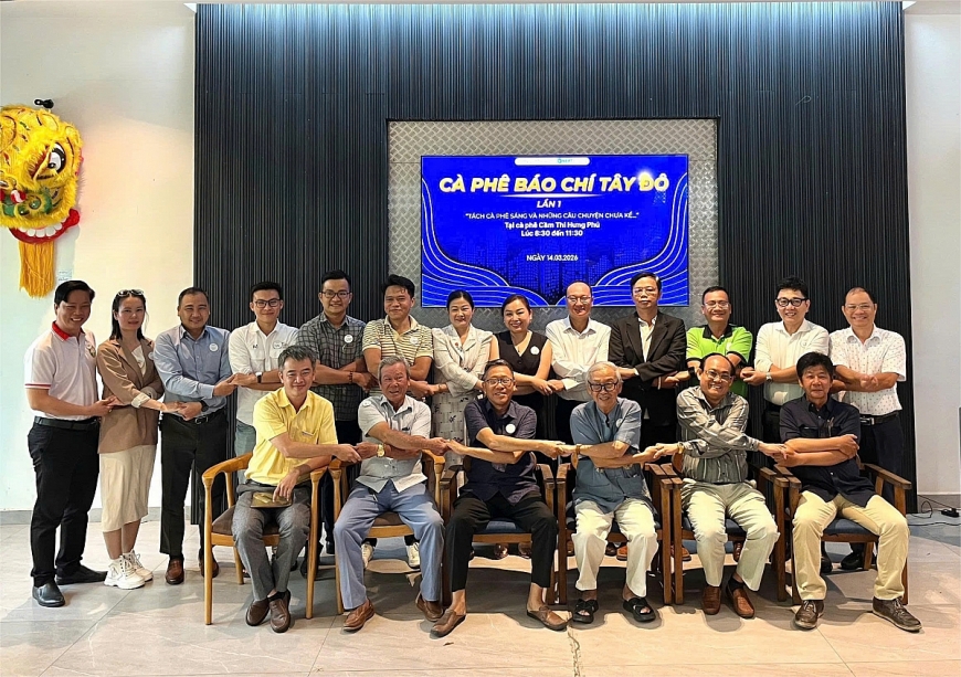 Đại biểu, nhà báo và doanh nghiệp chụp ảnh lưu niệm tại chương trình Cà phê Báo chí Tây Đô.