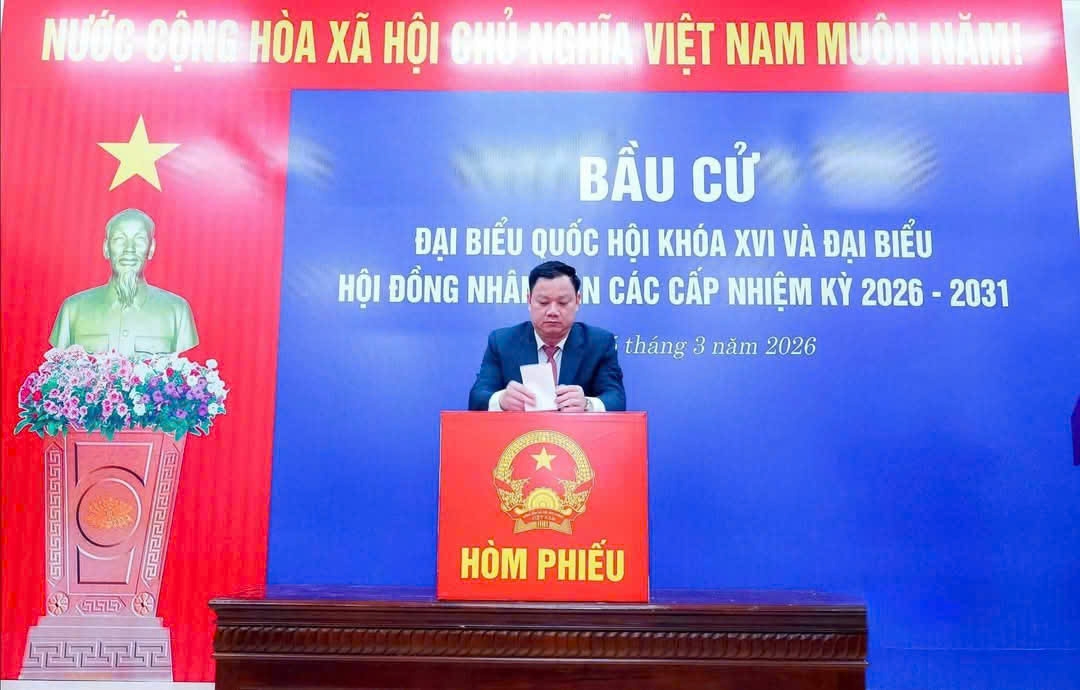 Bí thư Tỉnh ủy Nghệ An Nguyễn Khắc Thận bỏ phiếu bầu cử