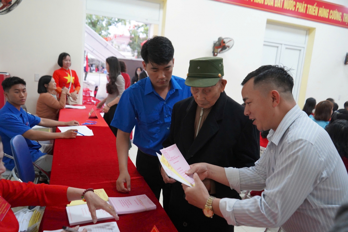 Trước khi thực hiện quyền công dân của mình, cụ Sinh cẩn thận xem lại danh sách các ứng cử viên và đọc kỹ thông tin về kỳ bầu cử lần này