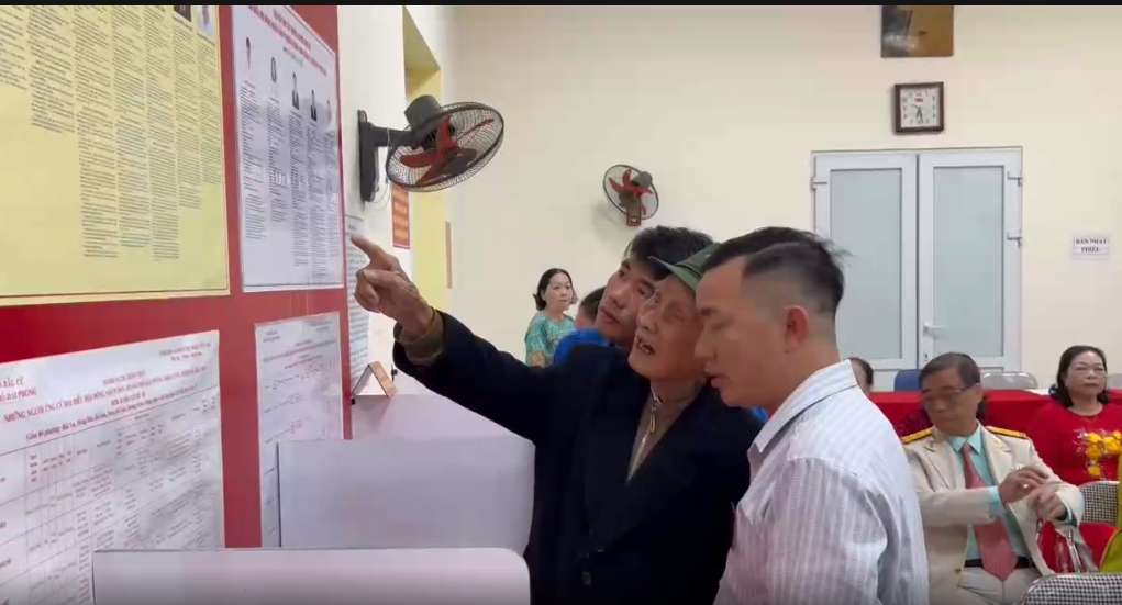 Cụ ông 103 tuổi dậy từ 2 giờ sáng để chuẩn bị đi bầu cử