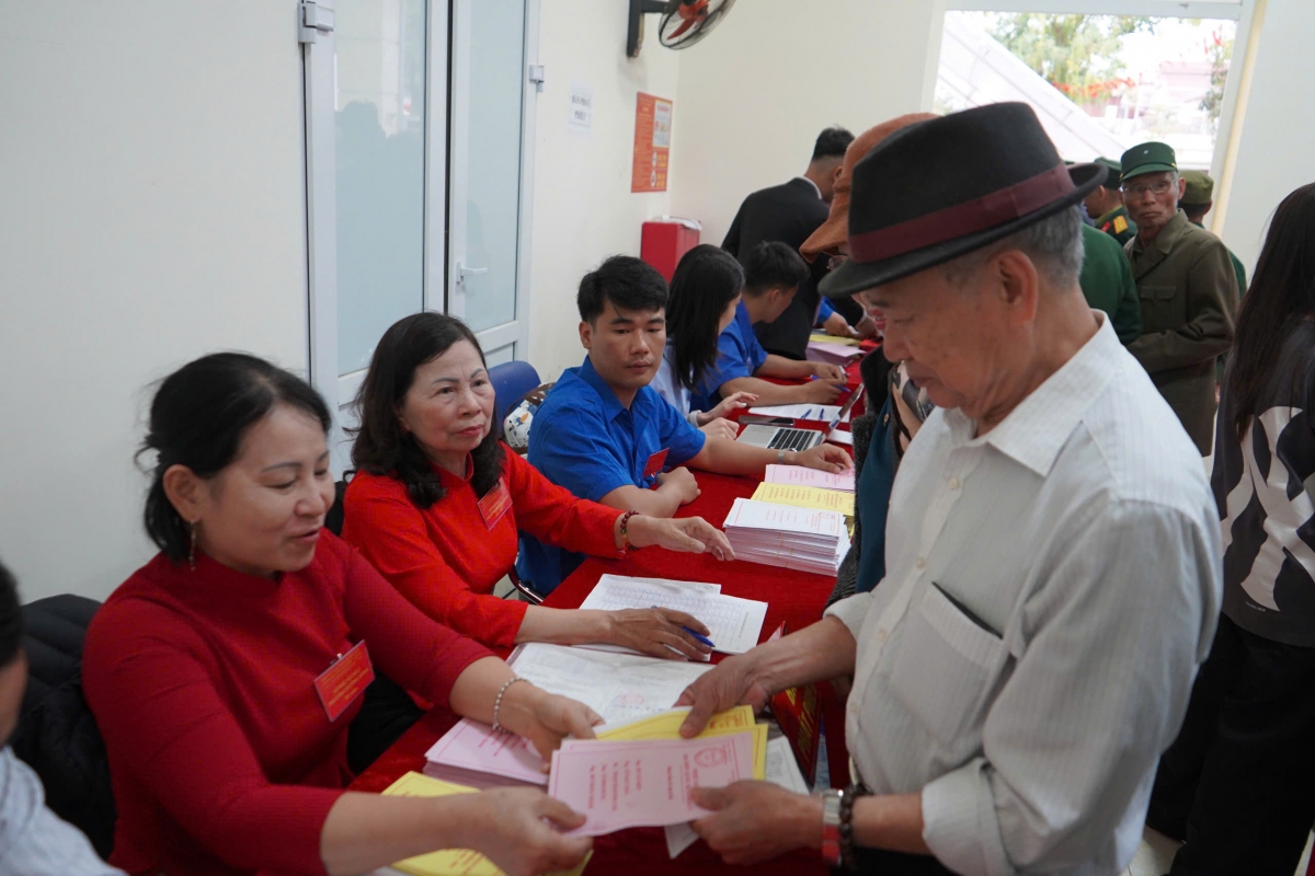 Cụ ông 103 tuổi dậy từ 2 giờ sáng để chuẩn bị đi bầu cử