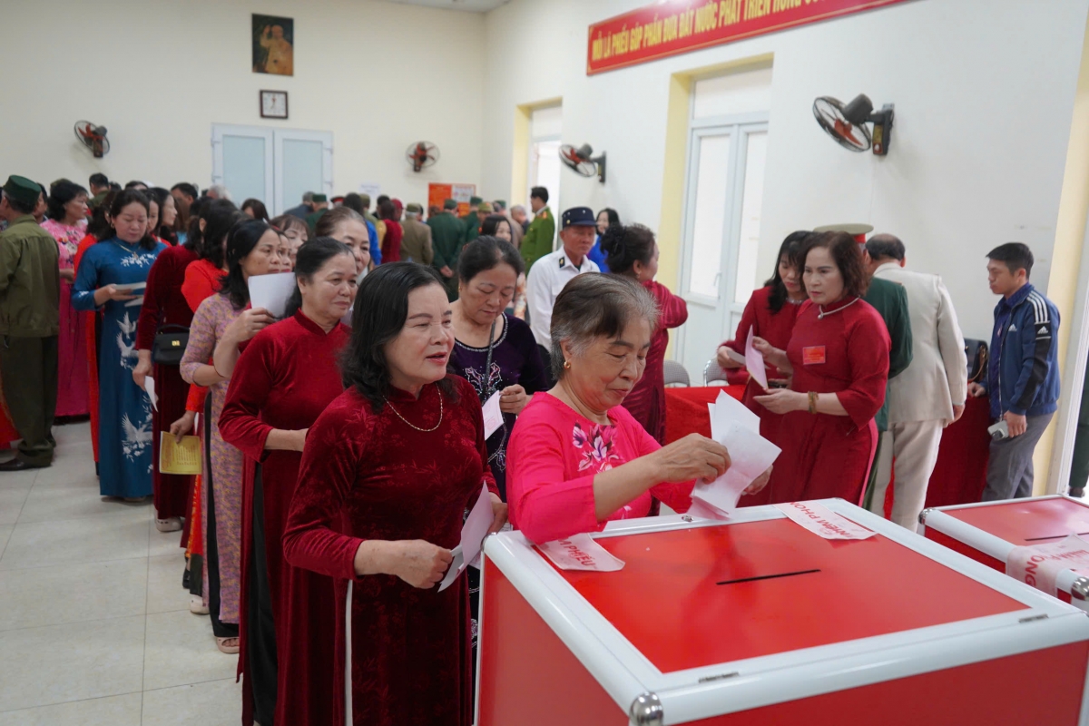 Cụ ông 103 tuổi dậy từ 2 giờ sáng để chuẩn bị đi bầu cử