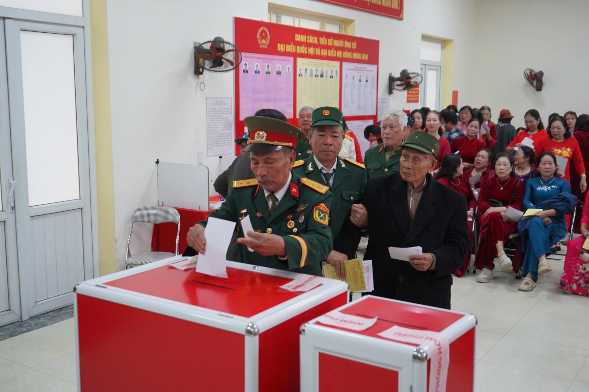 Cụ ông 103 tuổi dậy từ 2 giờ sáng để chuẩn bị đi bầu cử