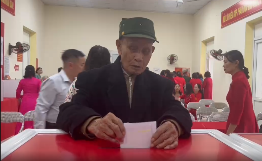 Cụ Sinh chia sẻ rằng suốt cuộc đời mình đã trải qua nhiều kỳ bầu cử khác nhau, nhưng cảm xúc mỗi lần cầm lá phiếu vẫn vẹn nguyên như lần đầu. 