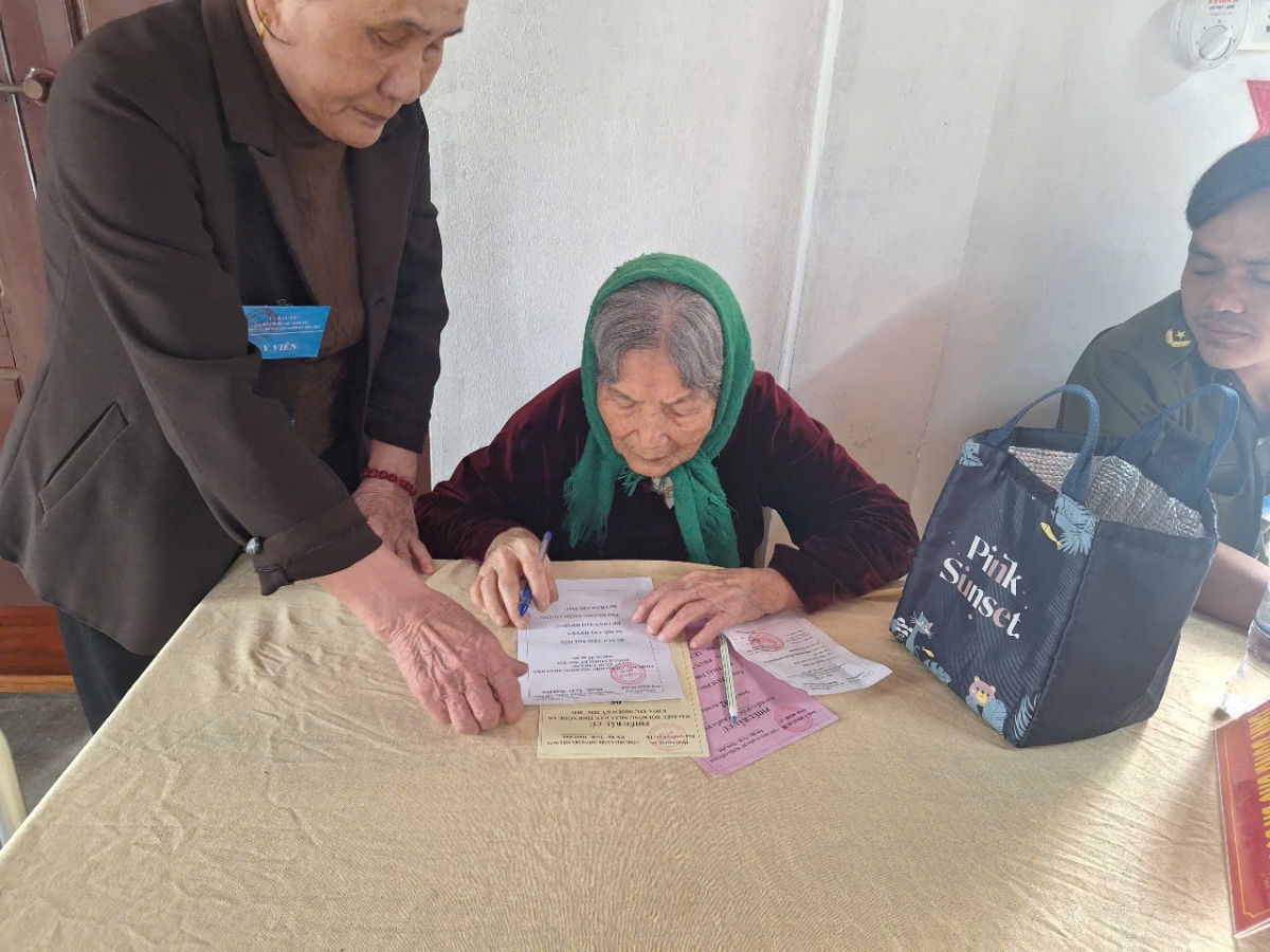 Cụ Nguyễn Thị Nhiệm đang nghiên cứu danh sách 