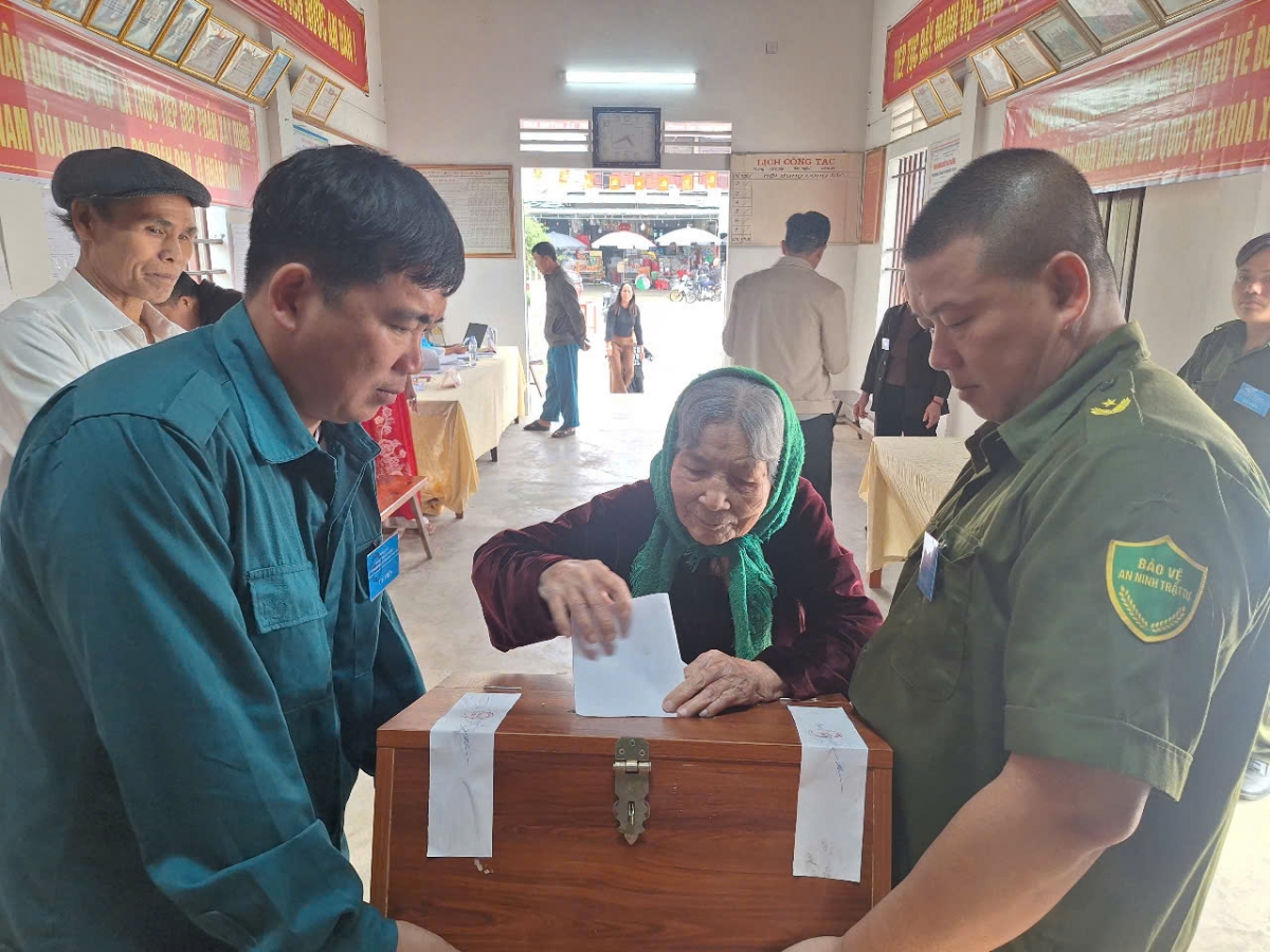 Cụ Nguyễn Thị Nhiệm chính tay mình bỏ lá phiếu vào hòm phiếu