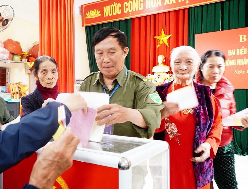 Người cao tuổi Hà Tĩnh gương mẫu thực hiện quyền công dân trong ngày hội bầu cử