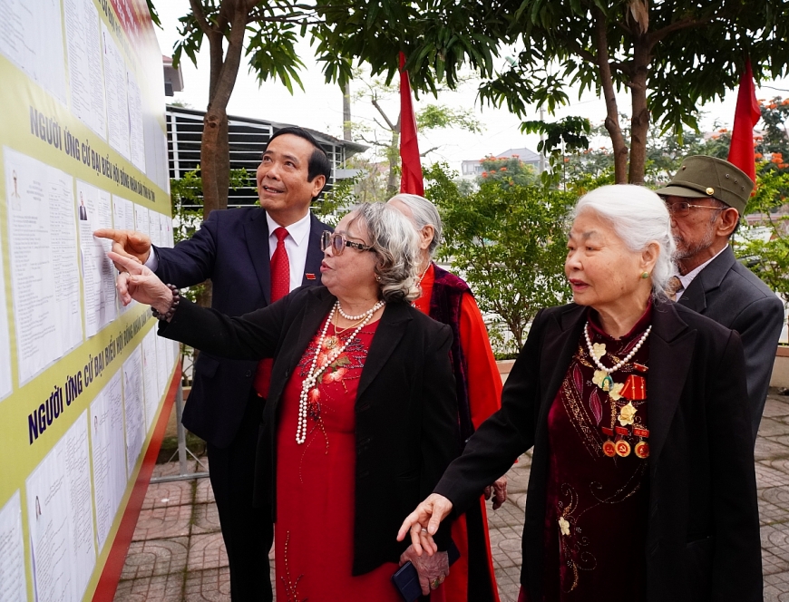 Từ sáng sớm, Chủ tịch Hội NCT cùng cử tri địa phương có mặt sớm tại nơi bỏ phiếu.