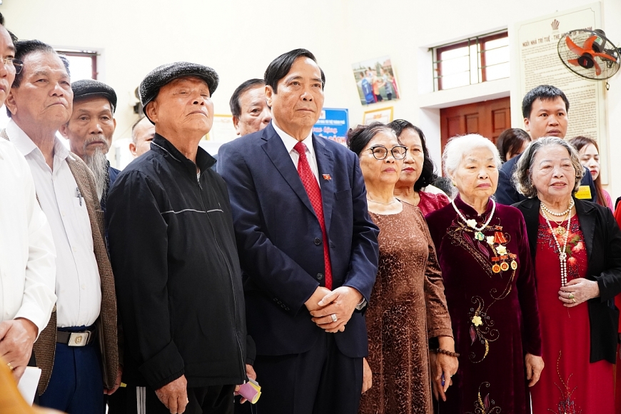 Các cử tri dự lễ khai mạc tại khu vực bỏ phiếu số 15.