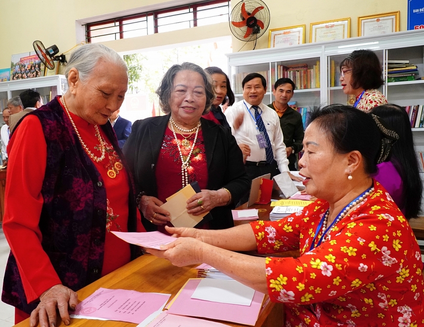 Người cao tuổi cùng con cháu tham gia bầu cử, thể hiện trách nhiệm và niềm tin đối với ngày hội của toàn dân.
