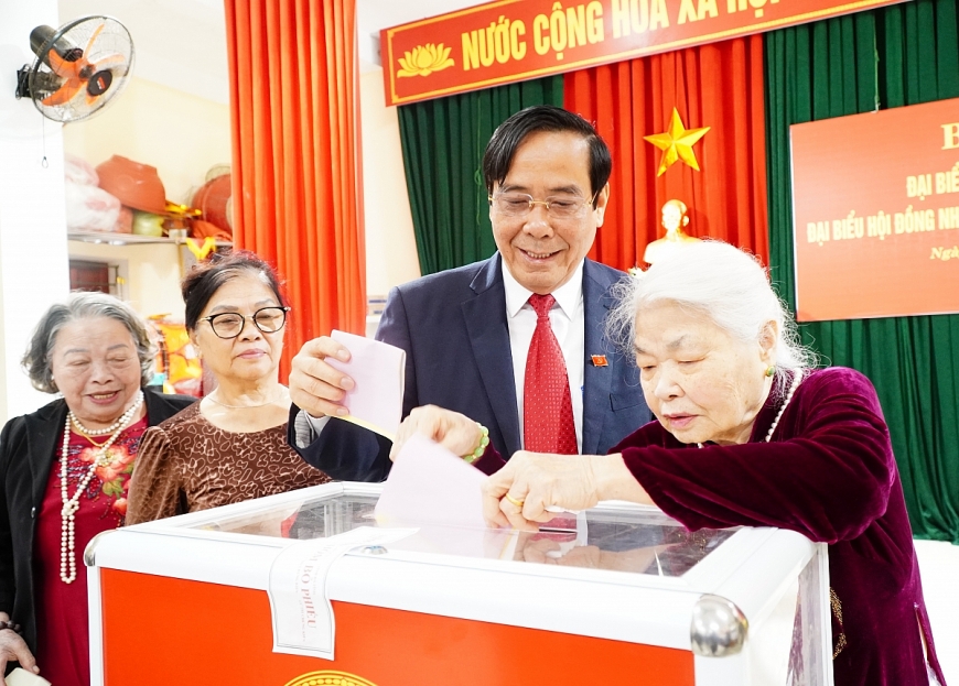 Ông Nguyễn Thanh Bình cùng các cử tri bỏ phiếu bầu.