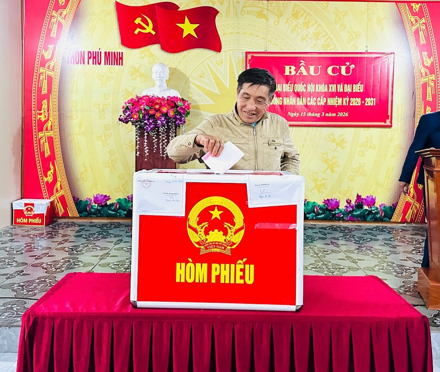 Cử tri thực hiện quyền và nghĩa vụ công dân.