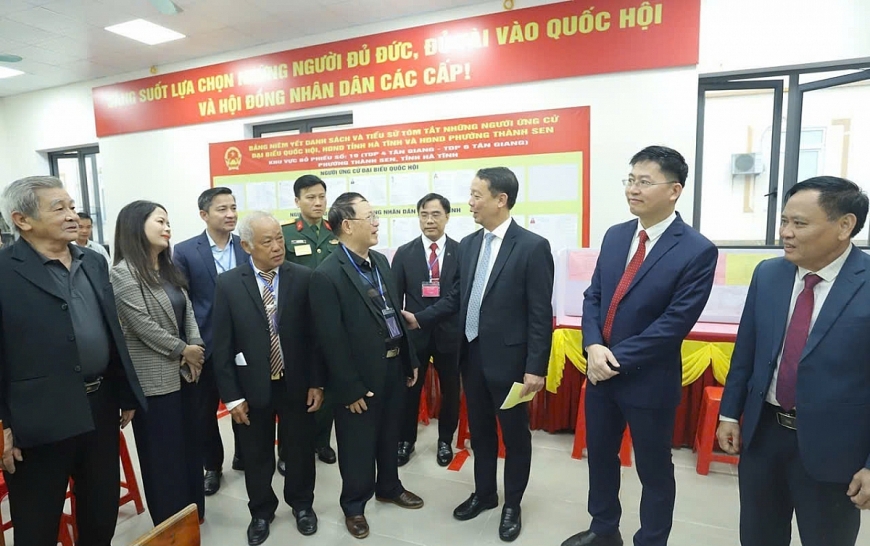 Phan Thiên Định – Chủ tịch UBND tỉn, ông Thái Sinh - Chủ tịch Hội NCT Hà Tĩnh cùng các cử tri dự lễ khai mạc tại khu vực bỏ phiếu số 19 ở nhà văn hóa TDP 6 - Tân Giang, phường Thành Sen.