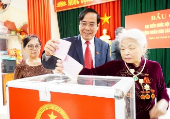 Người cao tuổi Hà Tĩnh gương mẫu thực hiện quyền công dân trong ngày hội bầu cử