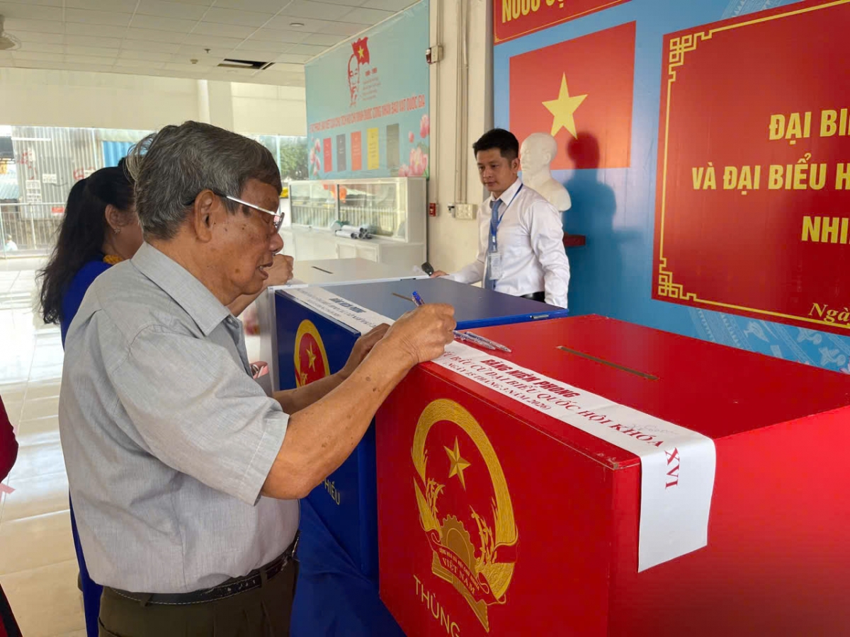cử tri chung cư Hưng Ngân phường Trung Mỹ Tây tham gia bầu cử