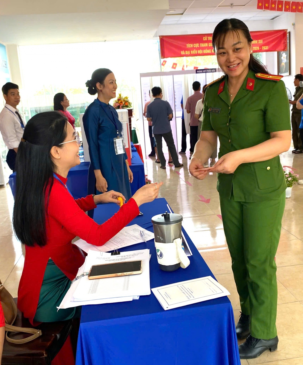 TP. Hồ Chí Minh: Cử tri tại chung cư Hưng Ngân, phường Trung Mỹ Tây tích cực tham gia bầu cử