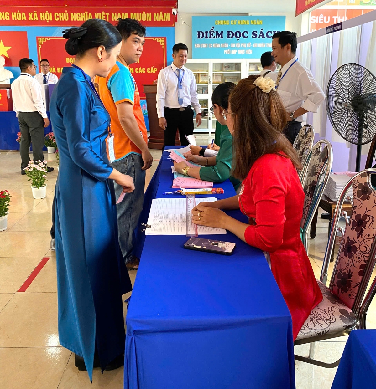 TP. Hồ Chí Minh: Cử tri tại chung cư Hưng Ngân, phường Trung Mỹ Tây tích cực tham gia bầu cử