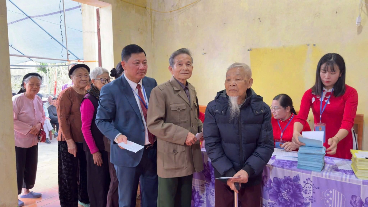 Phú Thọ: Người cao tuổi gương mẫu tham gia Ngày hội non sông