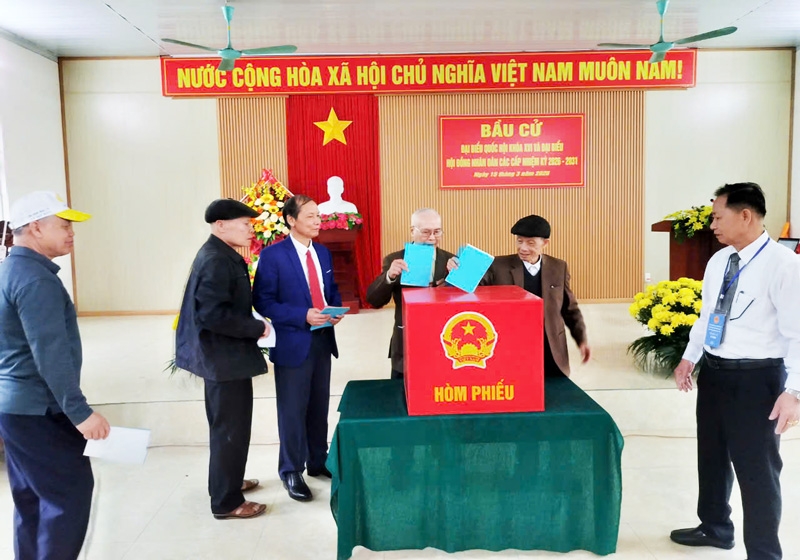 Phú Thọ: Người cao tuổi gương mẫu tham gia Ngày hội non sông