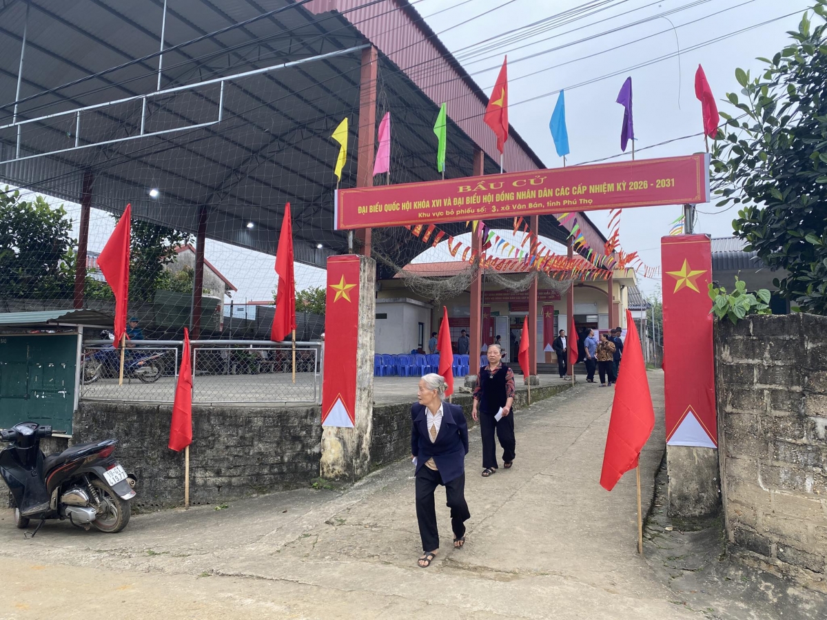 Cử tri hoàn thành việc bỏ phiếu và ra về sau khi thực hiện quyền công dân.