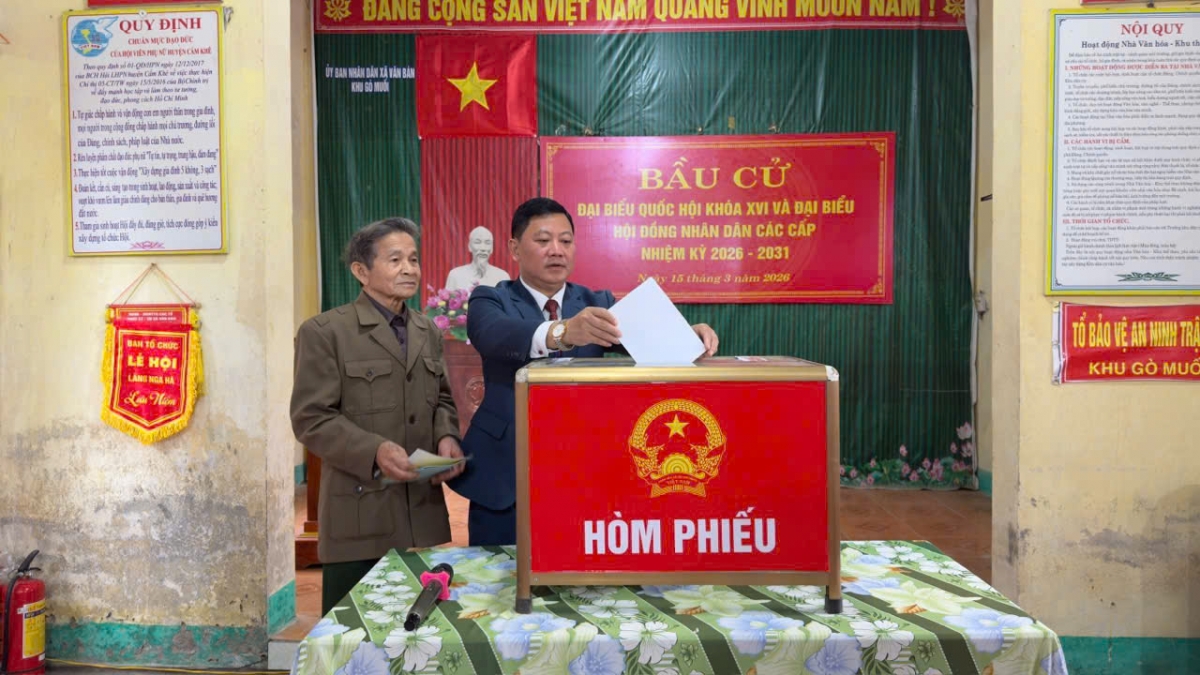 Cử tri bỏ phiếu bầu cử tại xã Vân Bán, tỉnh Phú Thọ