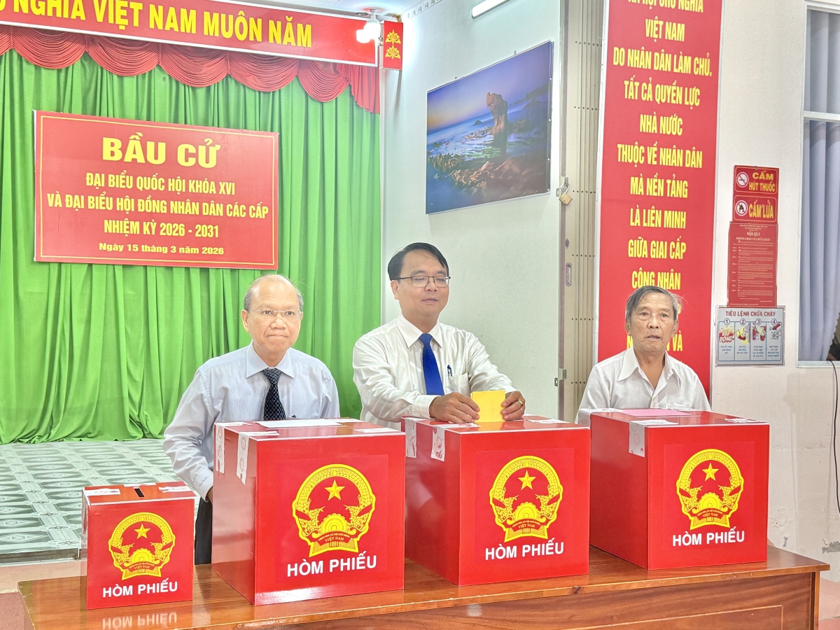 Phó Bí thư Tỉnh Ủy Lâm Đồng Đảng Hồng Sỹ bỏ phiếu cùng ông Nguyễn Mạnh Hùng- Nguyên Bí thư tỉnh ủy Bình thuân ( cũ), và ông g Sỹ