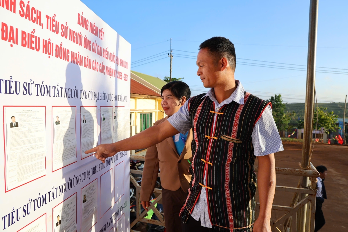 Đồng bào dân tộc thiểu số ở Lâm Đồng xem tiểu sử các vị ứng cử trước khi bầu cử