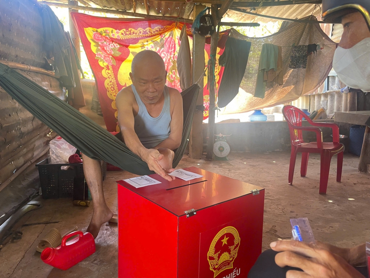 Cụ Trương Tấn Lĩnh 72 tuổi ở thôn Lò To, Hàm Thạnh, Lâm Đồng bị tai biến được bỏ phiếu bầu cử tai nhà