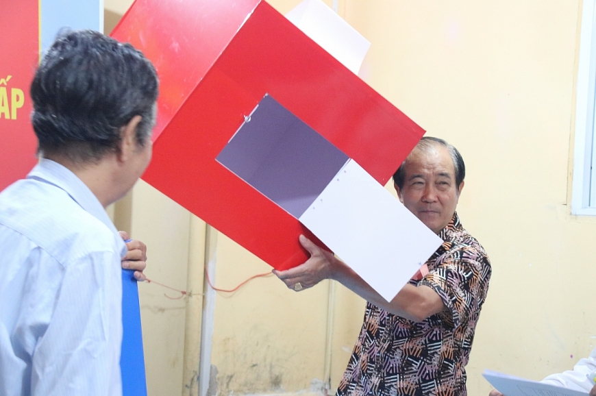 Phường Tân Hưng rộn ràng ngày hội bầu cử, người cao tuổi gương mẫu đi đầu