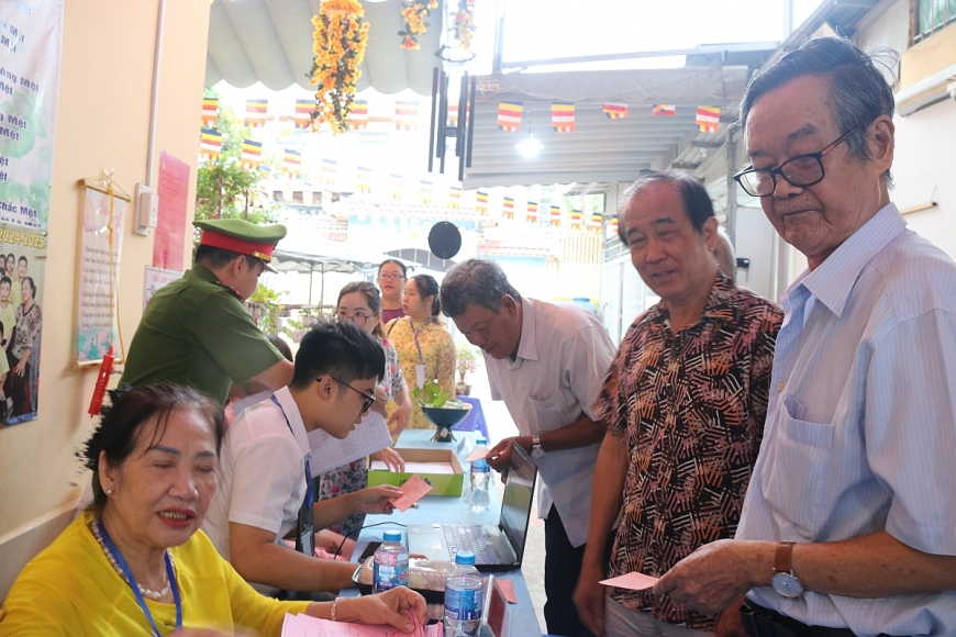 Phường Tân Hưng rộn ràng ngày hội bầu cử, người cao tuổi gương mẫu đi đầu