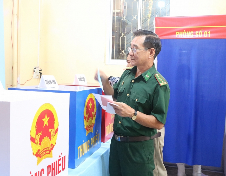 Phường Tân Hưng rộn ràng ngày hội bầu cử, người cao tuổi gương mẫu đi đầu