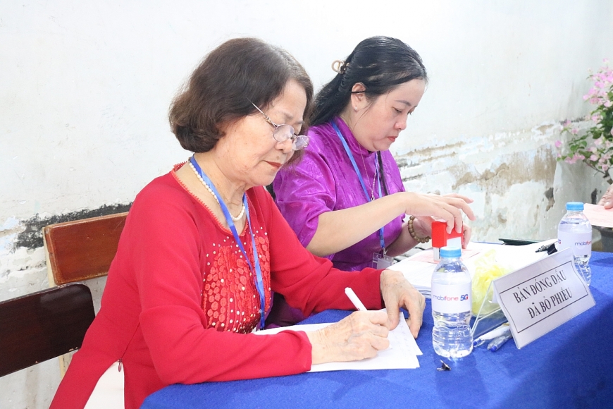 Phường Tân Hưng rộn ràng ngày hội bầu cử, người cao tuổi gương mẫu đi đầu