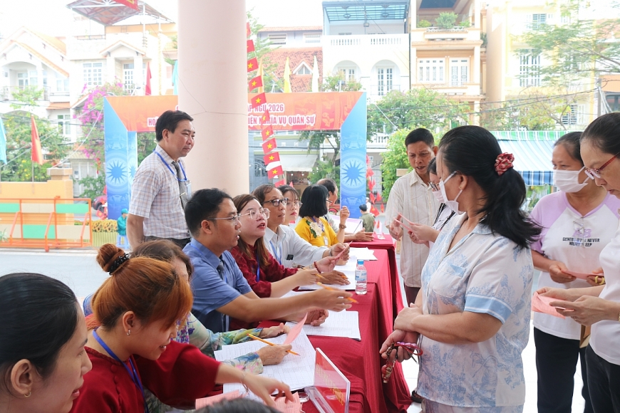 Phường Tân Hưng rộn ràng ngày hội bầu cử, người cao tuổi gương mẫu đi đầu