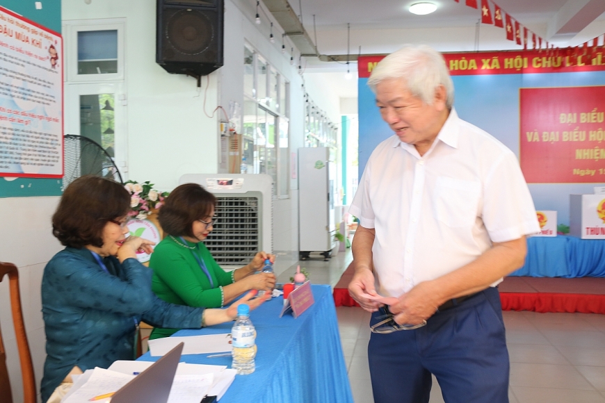 Phường Tân Hưng rộn ràng ngày hội bầu cử, người cao tuổi gương mẫu đi đầu