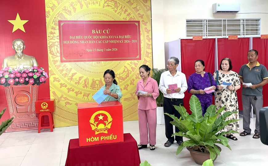 Người cao tuổi bỏ phiếu tại Khu vực bỏ phiếu  số 3, Đơn vị bầu cử số  1, phường Tân An, TP. cần thơ