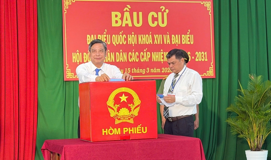 Ông Đồng Văn Thanh, Ủy viên Ban Chấp hành Trung ương Đảng, Phó Bí thư Thường trực Thành ủy, Chủ tịch HĐND thành phố, Chủ tịch Ủy ban Bầu cử TP Cần Thơ, bỏ phiếu bầu cử tại Khu vực bầu cử số 14, Đơn vị bầu cử 5, xã Tân Hòa