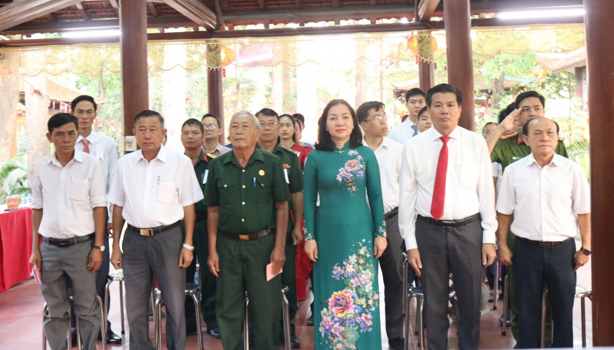 Cử tri phường Dĩ An phấn khởi tham gia ngày hội bầu cử