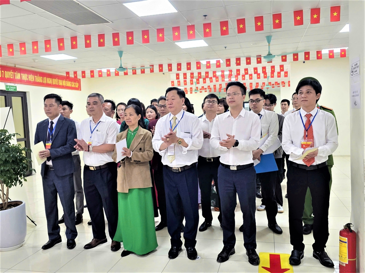 Các đại biểu khai mạc bầu cử ở tổ bầu cử số 3, đơn vị bầu cử số 1 xã Thanh Trì