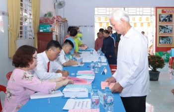 Cử tri phường Lái Thiêu nô nức tham gia ngày hội bầu cử