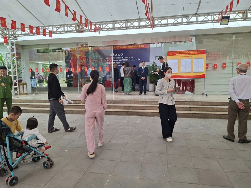 Phát huy tinh thần “Tuổi cao – Gương sáng”, không chỉ tích cực đi bỏ phiếu sớm, người cao tuổi phường Yên Sở còn hỗ trợ đặc lực trong việc hướng dẫn quy trình bầu cử cho lớp trẻ.