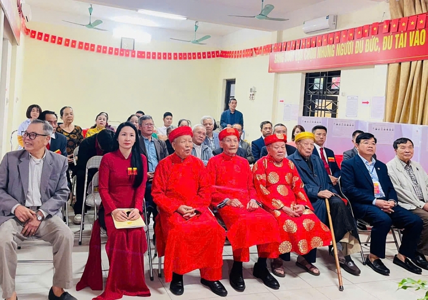 Các cụ cao niên, người cao tuổi khu vực bỏ phiếu số 21, xã Đại Thanh, TP Hà Nội tham gia bầu cử đại biểu Quốc hội khóa XVI và đại biểu HĐND các cấp nhiệm kỳ 2026 - 2031.