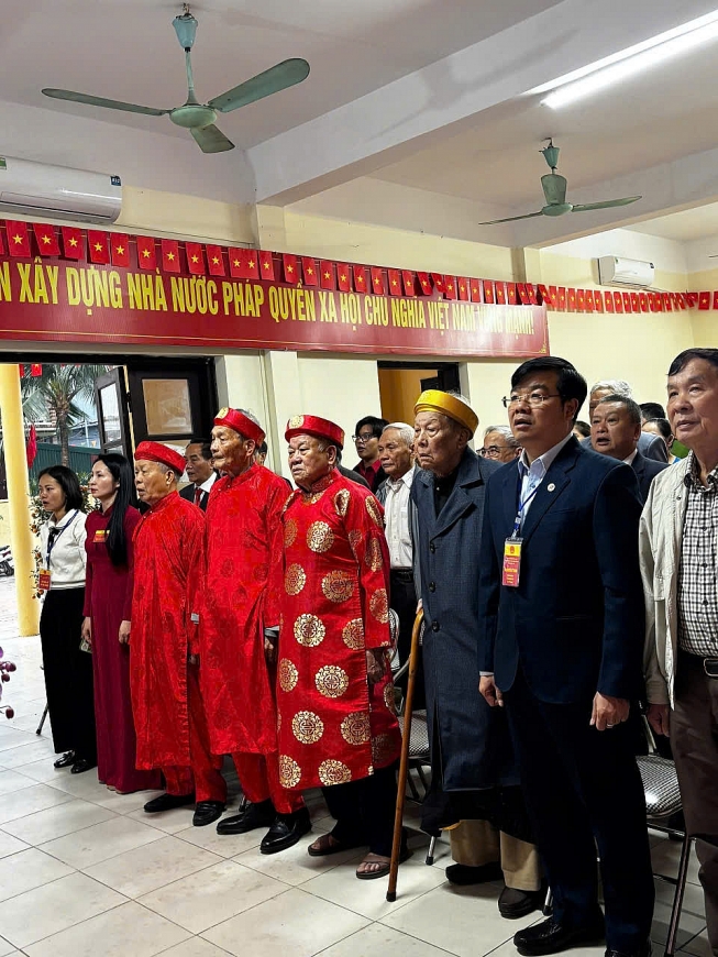 Các cụ cao niên, người cao tuổi tham dự lễ khai mạc diễn ra trang trọng.