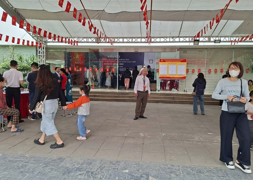 Người cao tuổi phường Yên Sở vui mừng phấn khởi hoàn thành quyền và nghĩa vụ của mình đã tích cực tham gia hướng dẫn cho các cử tri bỏ phiếu được đúng quy định.