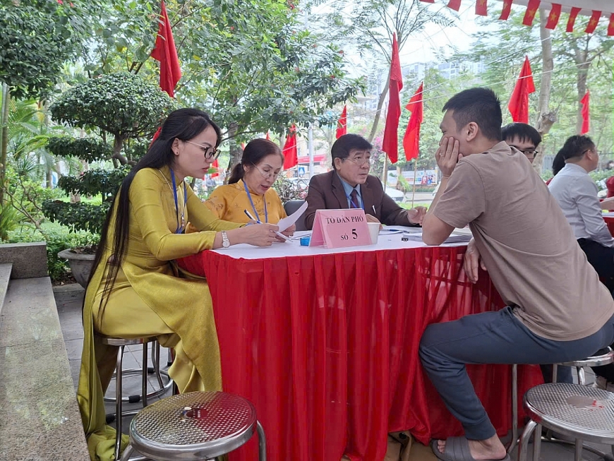 Ông Đinh Kim Mười, Tổ trưởng tổ dân phố số 5, hội viên Hội Người cao tuổi, thành viên Ban bầu cử khu vực bỏ phiếu số 2, phường Yên Sở.